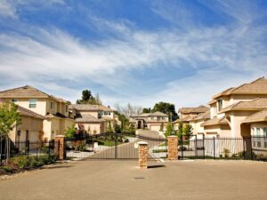 Como é viver em um condomínio fechado: segurança, lazer e tranquilidade